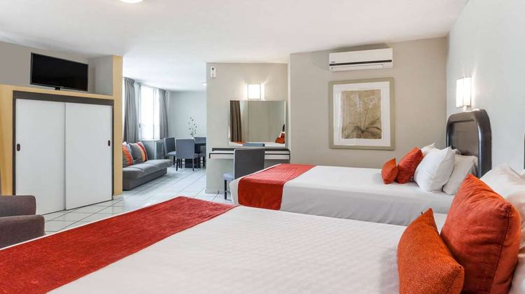 Howard Johnson Leon Avenida Room
