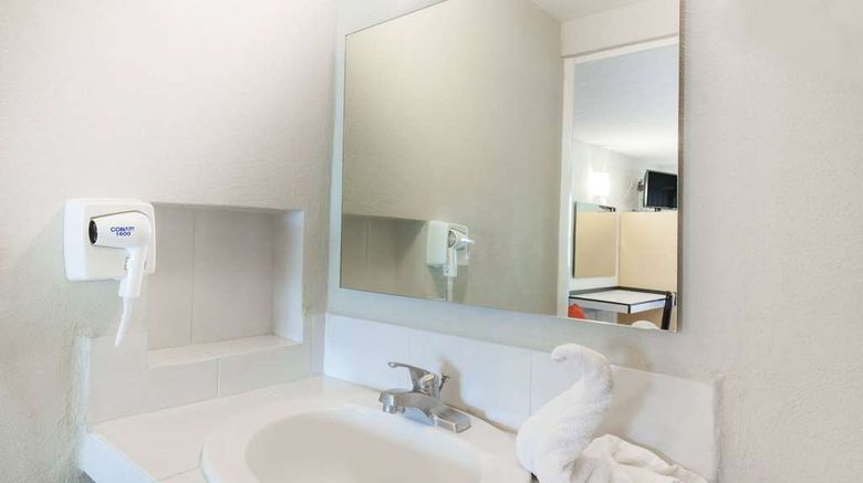 <b>Howard Johnson Leon Avenida Room</b>. Images powered by <a href="https://iceportal.shijigroup.com/" title="IcePortal" target="_blank">IcePortal</a>.