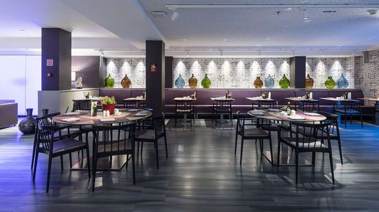 <b>Catalonia Square Hotel Restaurant</b>. Images powered by <a href="https://iceportal.shijigroup.com/" title="IcePortal" target="_blank">IcePortal</a>.