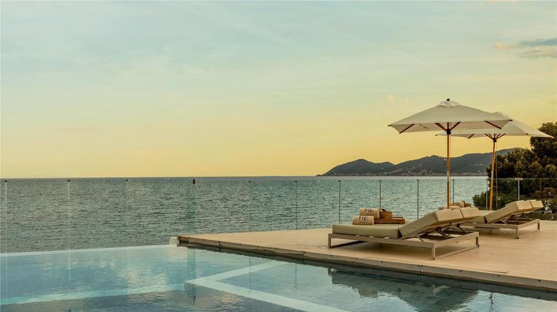 <b>ME Ibiza Pool</b>. Images powered by <a href="https://iceportal.shijigroup.com/" title="IcePortal" target="_blank">IcePortal</a>.
