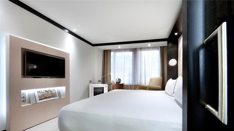 <b>Melia Barcelona Sarria Hotel Room</b>. Images powered by <a href="https://iceportal.shijigroup.com/" title="IcePortal" target="_blank">IcePortal</a>.