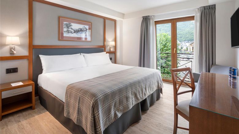 <b>Hotel Vielha Baqueira, Affiliated Melia Room</b>. Images powered by <a href="https://iceportal.shijigroup.com/" title="IcePortal" target="_blank">IcePortal</a>.