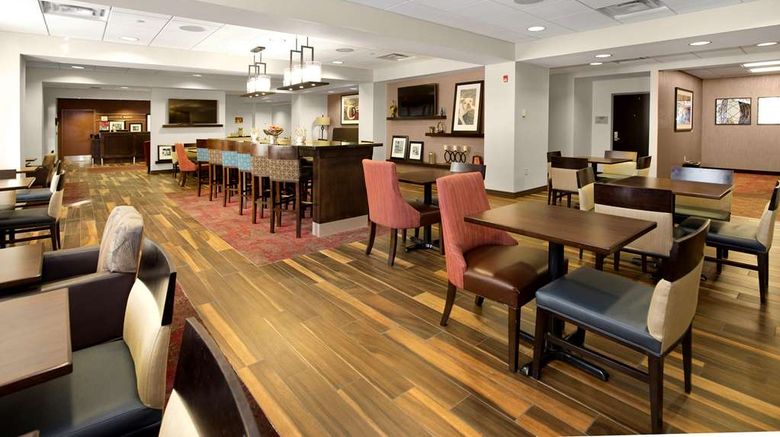 <b>Hampton Inn Butler Lobby</b>. Images powered by <a href="https://iceportal.shijigroup.com/" title="IcePortal" target="_blank">IcePortal</a>.