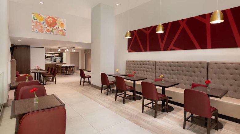<b>Hilton Garden Inn Long Island City Restaurant</b>. Images powered by <a href="https://iceportal.shijigroup.com/" title="IcePortal" target="_blank">IcePortal</a>.