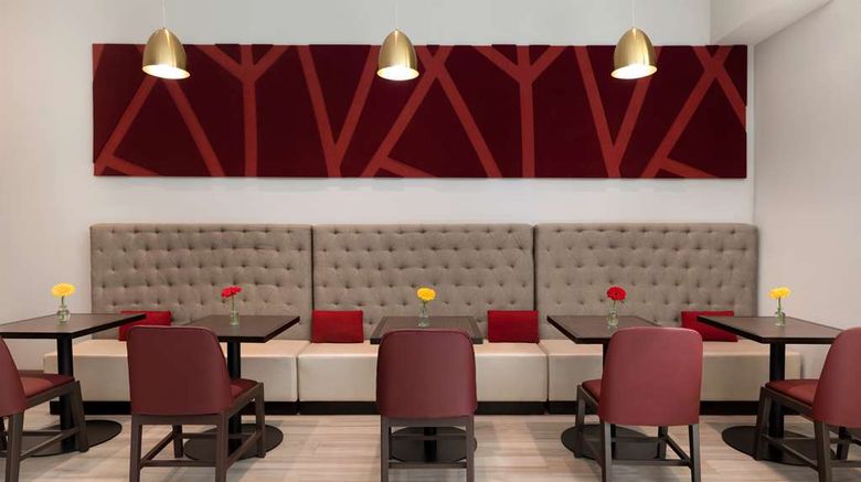<b>Hilton Garden Inn Long Island City Restaurant</b>. Images powered by <a href="https://iceportal.shijigroup.com/" title="IcePortal" target="_blank">IcePortal</a>.