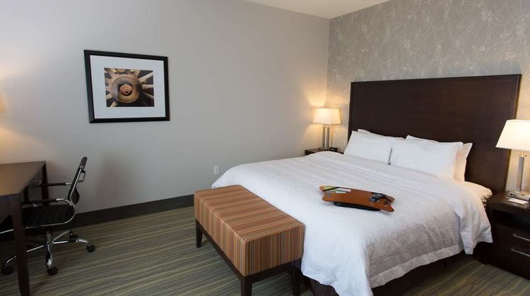 Hampton Inn by Hilton Lloydmininster Room