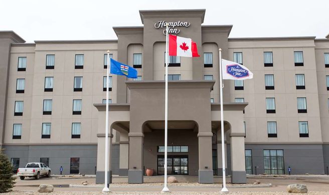 Hampton Inn by Hilton Lloydmininster Exterior