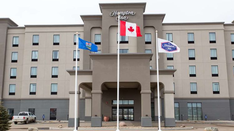 Hampton Inn by Hilton Lloydmininster Exterior