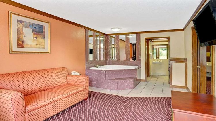 Travelodge Sellersburg Suite