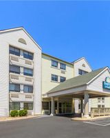 Days Inn & Suites Kansas City South