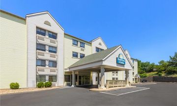 Days Inn & Suites Kansas City South