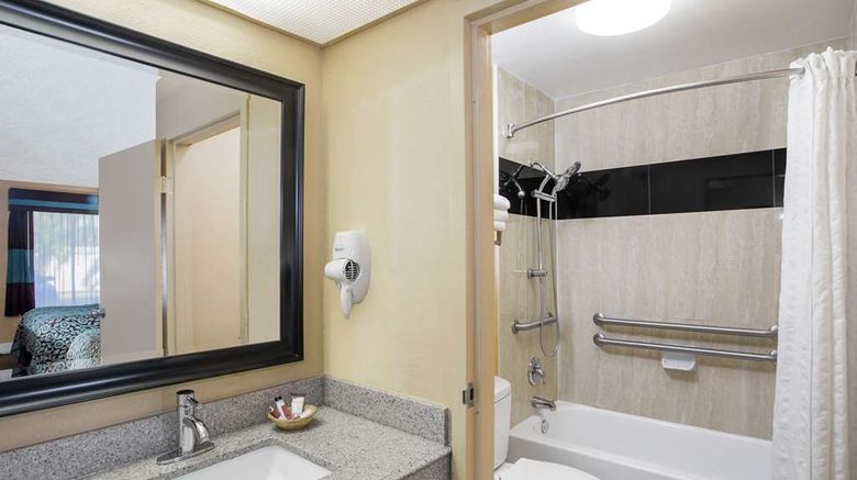 <b>Days Inn Sarasota Room</b>. Images powered by <a href="https://iceportal.shijigroup.com/" title="IcePortal" target="_blank">IcePortal</a>.