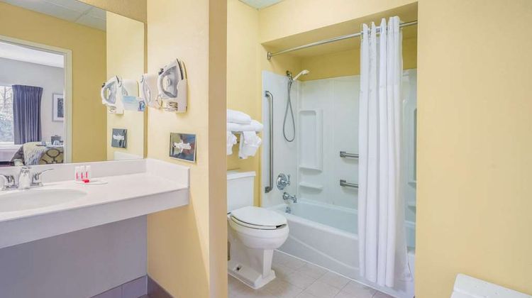 Baymont Inn & Suites Warrenton Room