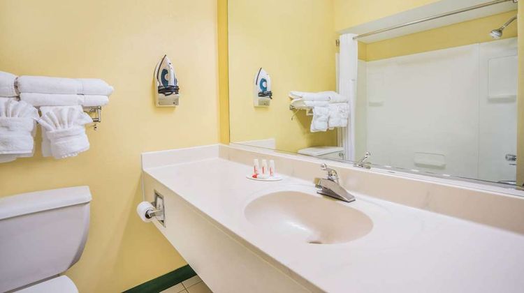 Baymont Inn & Suites Warrenton Room