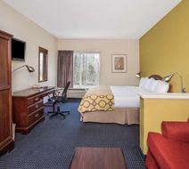 Baymont Inn & Suites Warrenton Room