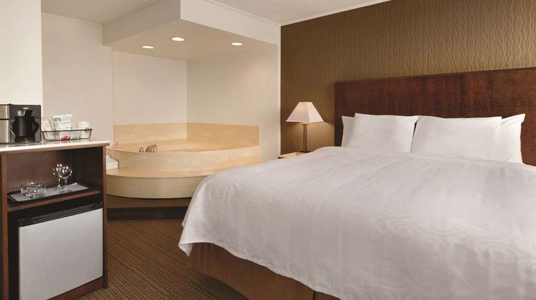 <b>The Coast Discovery Inn and Marina Suite</b>. Images powered by <a href="https://iceportal.shijigroup.com/" title="IcePortal" target="_blank">IcePortal</a>.