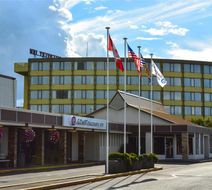 The Coast Discovery Inn and Marina Exterior
