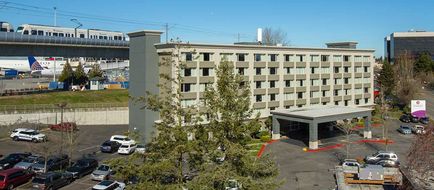 Coast Gateway Hotel Exterior