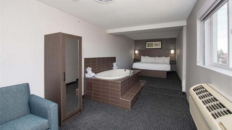 Coast Lethbridge Hotel & Conference Ctr Suite
