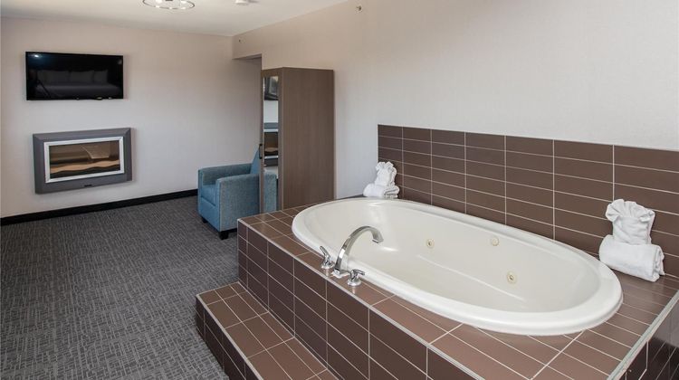 Coast Lethbridge Hotel & Conference Ctr Suite