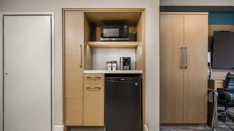 Coast Tsawwassen Inn Suite