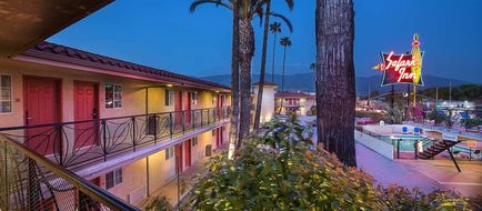 Safari Inn, a Coast Hotel Exterior