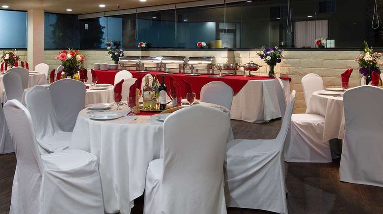 <b>Safari Inn, a Coast Hotel Ballroom</b>. Images powered by <a href="https://iceportal.shijigroup.com/" title="IcePortal" target="_blank">IcePortal</a>.