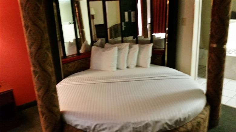 <b>Country Hearth Inn Room</b>. Images powered by <a href="https://iceportal.shijigroup.com/" title="IcePortal" target="_blank">IcePortal</a>.
