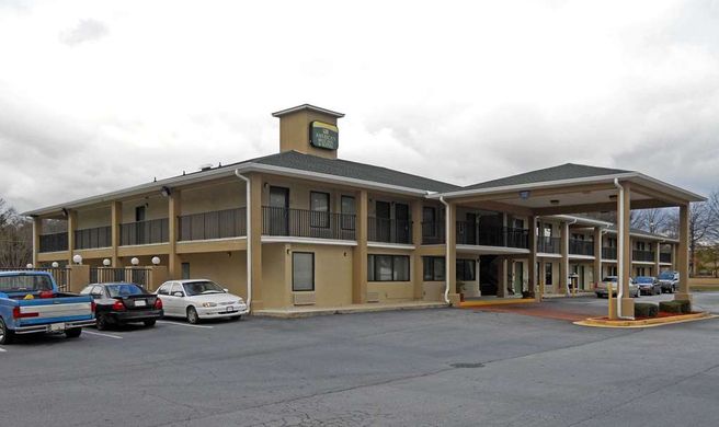 America's Best Inn & Suites Exterior