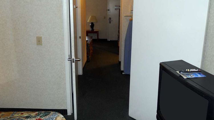 America's Best Inn & Suites Suite