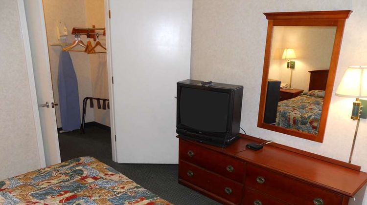 America's Best Inn & Suites Suite
