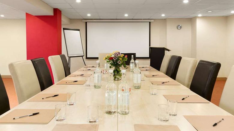 <b>Ramada Hounslow - Heathrow East Meeting</b>. Images powered by <a href="https://iceportal.shijigroup.com/" title="IcePortal" target="_blank">IcePortal</a>.