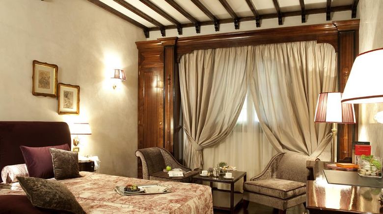 <b>Grand Hotel Baglioni Room</b>. Images powered by <a href="https://iceportal.shijigroup.com/" title="IcePortal" target="_blank">IcePortal</a>.