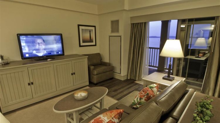 1000 Islands Harbor Hotel Suite