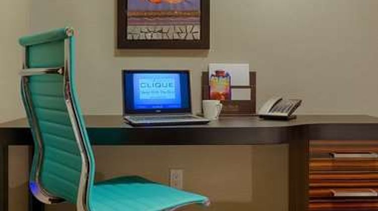 Hotel Clique Calgary Airport Room