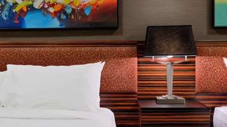 Hotel Clique Calgary Airport Room