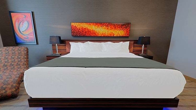 Hotel Clique Calgary Airport Room