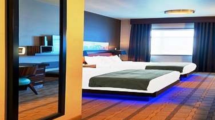 Hotel Clique Calgary Airport Room