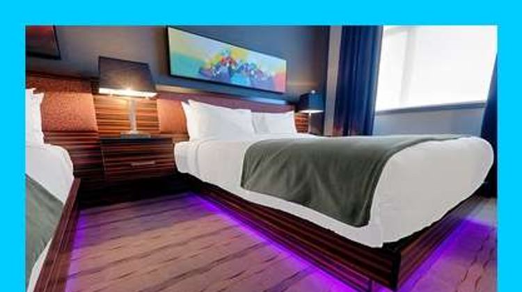 Hotel Clique Calgary Airport Room