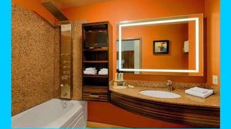 Hotel Clique Calgary Airport Room