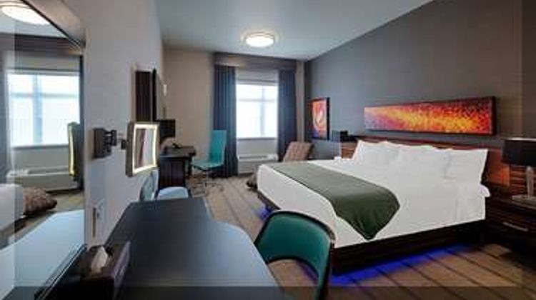Hotel Clique Calgary Airport Room