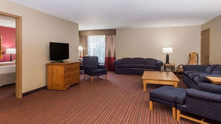 Baymont Inn & Suites Mequon/Milwaukee Suite