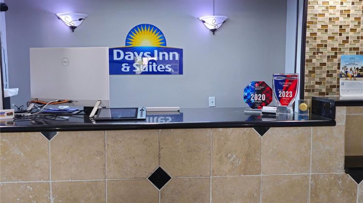 Days Inn & Suites Tampa Near Ybor City Lobby