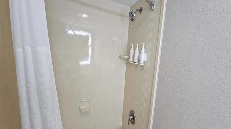 Days Inn & Suites Tampa Near Ybor City Room