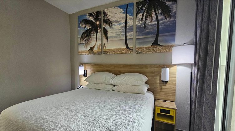 Days Inn & Suites Tampa Near Ybor City Room