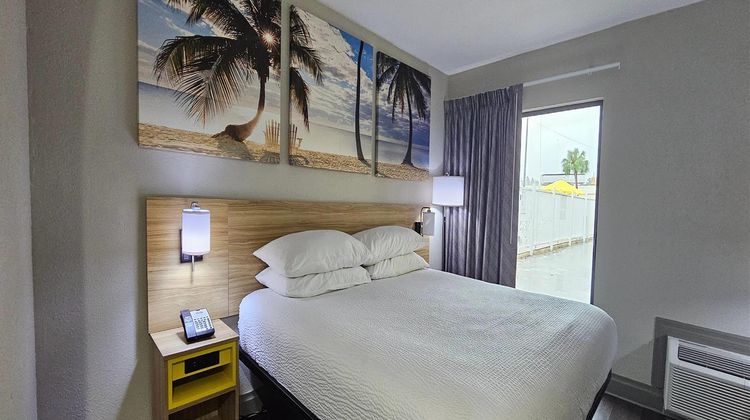 Days Inn & Suites Tampa Near Ybor City Room