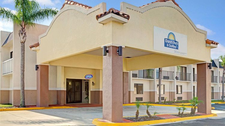 Days Inn & Suites Tampa Near Ybor City Exterior