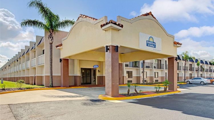 Days Inn & Suites Tampa Near Ybor City Exterior