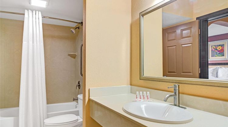 Days Inn & Suites Tampa Near Ybor City Room