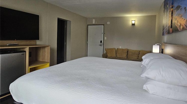 Days Inn & Suites Tampa Near Ybor City Suite